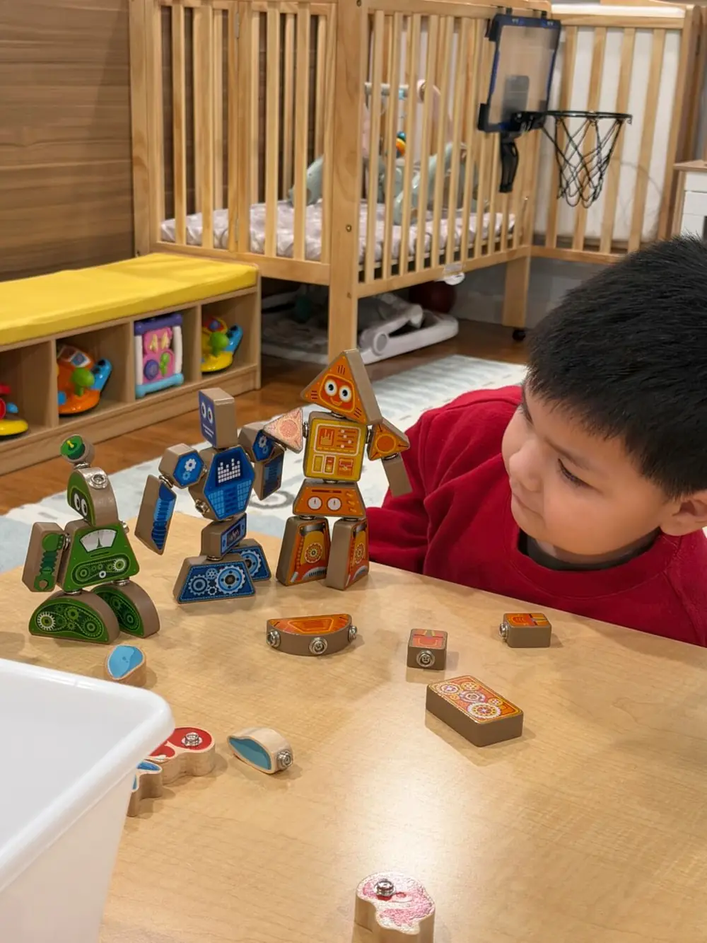 Preschoolers role-playing with puppets
